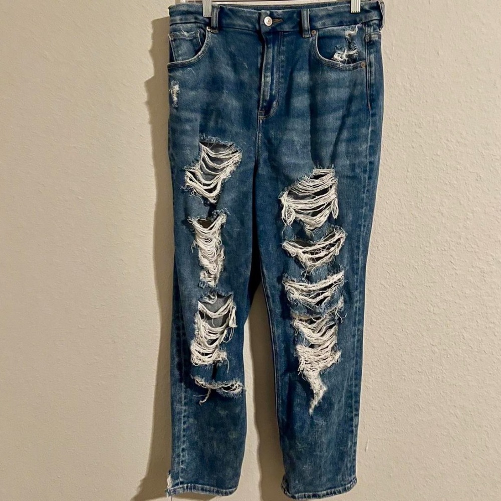 American Eagle Ripped Curvy Mom Jeans Size 10
